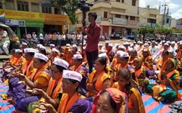 ಪಂಚಮಸಾಲಿ ಸಮಾಜಕ್ಕೆ ಮೀಸಲಾತಿಗೆ ಆಗ್ರಹಿಸಿ ರಸ್ತೆಯಲ್ಲಿ ಇಷ್ಟಲಿಂಗ‌ ಪೂಜೆ