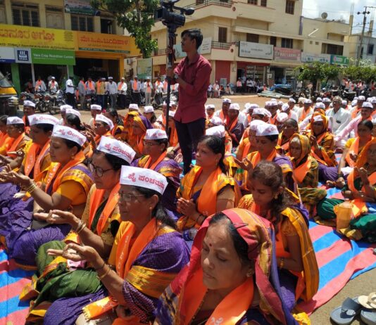 ಪಂಚಮಸಾಲಿ ಸಮಾಜಕ್ಕೆ ಮೀಸಲಾತಿಗೆ ಆಗ್ರಹಿಸಿ ರಸ್ತೆಯಲ್ಲಿ ಇಷ್ಟಲಿಂಗ‌ ಪೂಜೆ