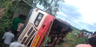ಬಸ್-ಪಲ್ಟಿ-ಶಾಲಾ-ಮಕ್ಕಳು-ಸೇರಿದಂತೆ-40-ಜನರಿಗೆ-ಗಾಯ